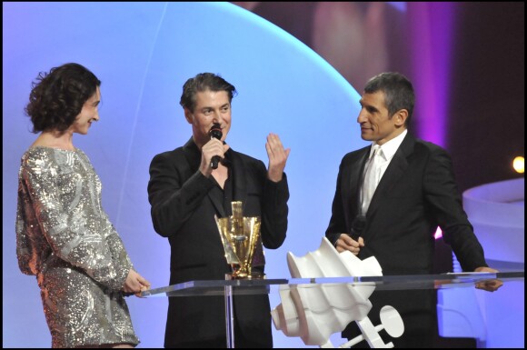 Etienne Daho récompensé pour l'album "L'Invitation" en présence d'Anne Brochet et Nagui lors des 23e Victoires de la musique à Paris le 8 mars 2008.