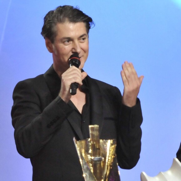 Etienne Daho récompensé pour l'album "L'Invitation" en présence d'Anne Brochet et Nagui lors des 23e Victoires de la musique à Paris le 8 mars 2008.