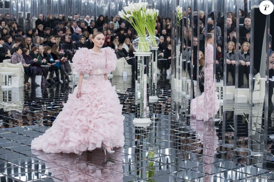 Lily-Rose Depp - Défilé de mode Haute-Couture printemps-été 2017 &quot;Chanel&quot; au Grand Palais à Paris le 24 janvier 2017. © Olivier Borde /