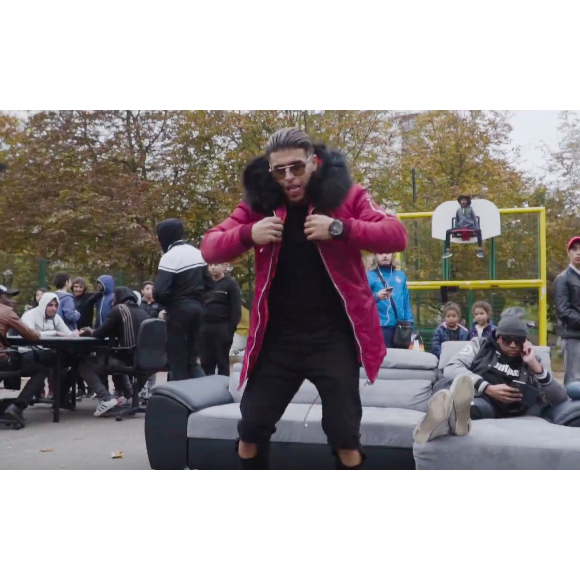 Alrima dans son clip "On s'mélange pas".