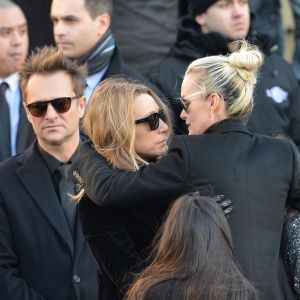 Laura Smet, David Hallyday, Laeticia Hallyday et ses filles Joy et Jade en l'église de La Madeleine pour les obsèques de Johnny Hallyday à Paris le 8 decembre 2017. © Veeren/Bestimage