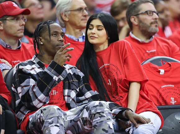 Travis Scott et Kylie Jenner au match de basketball opposant les Rockets de Houston et les Thunder d'Oklahoma City au Toyota Center à Houston le 25 avril 2017