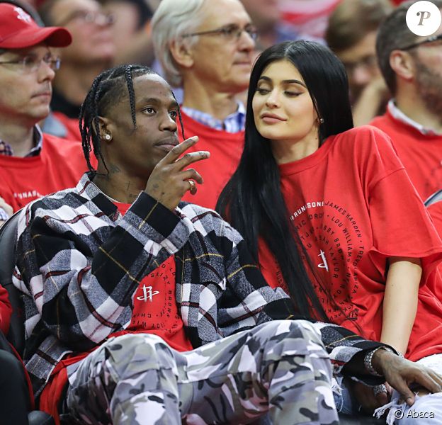 Travis Scott et Kylie Jenner au match de basketball opposant les Rockets de Houston et les Thunder d'Oklahoma City au Toyota Center à Houston le 25 avril 2017