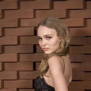 Lily-Rose Depp - Photocall du défilé Collection Métiers d'Art Chanel à la Philharmonie de l'Elbe à Hambourg en Allemagne le 6 décembre 2017. © Olivier Borde/Bestimage