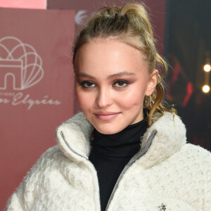 La marraine Lily-Rose Depp lance les illuminations de l'avenue des Champs-Elysées à Paris, France, le 22 novembre 2017. © Coadic Guirec/Bestimage