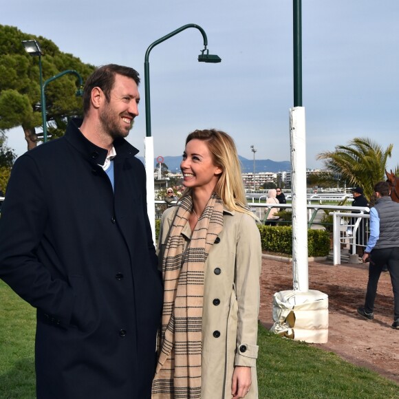 Exclusif - Alain Bernard et sa compagne Faustine ont découvert en amoureux l'univers des courses hippiques - Journée caritative au profit de la Fondation Claude Pompidou à l'Hippodrome de la Côte d'Azur à Cagnes-sur-Mer, le 11 février 2018. © Bruno Bebert/LMS/Bestimage