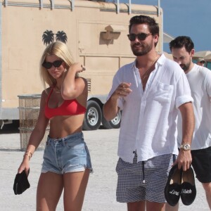 Scott Disick et sa compagne Sofia Richie, en bikini rouge, profitent du soleil et des transats à Miami, le 6 décembre 2017