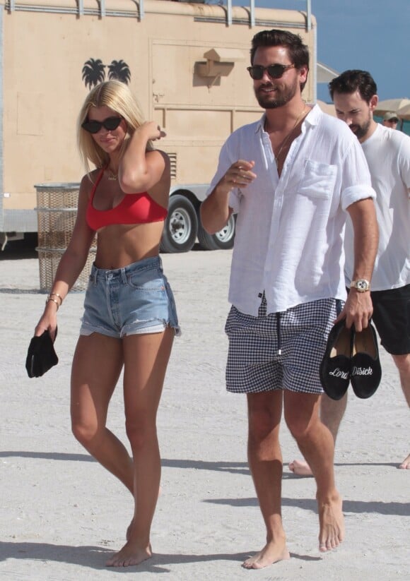 Scott Disick et sa compagne Sofia Richie, en bikini rouge, profitent du soleil et des transats à Miami, le 6 décembre 2017