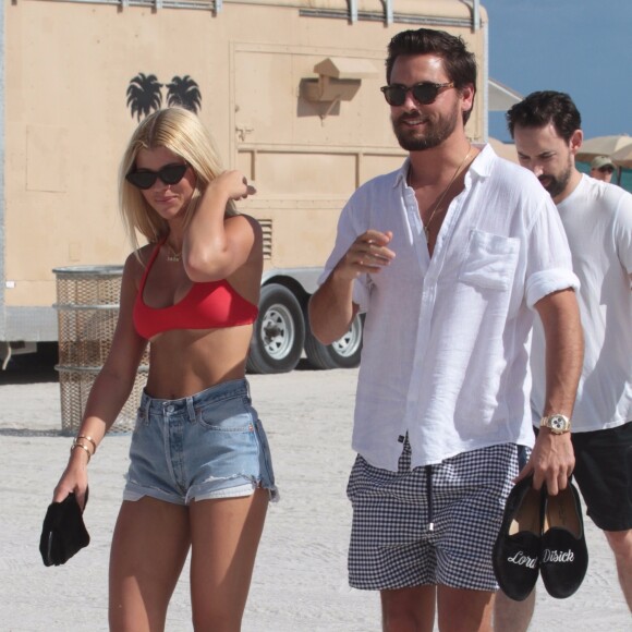 Scott Disick et sa compagne Sofia Richie, en bikini rouge, profitent du soleil et des transats à Miami, le 6 décembre 2017