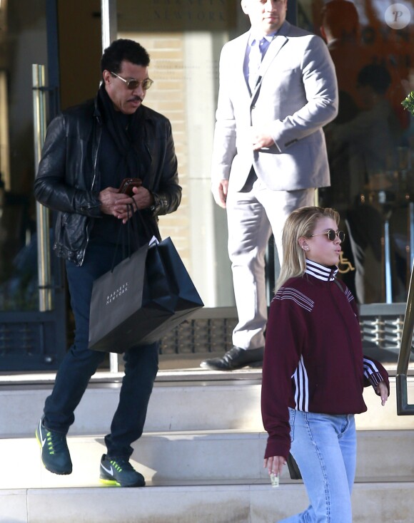 Lionel Richie fait du shopping avec sa fille Sofia Richie à Barney's New York à Beverly Hills. Sofia porte des claquettes en fourrure. Le 5 mars 2017
