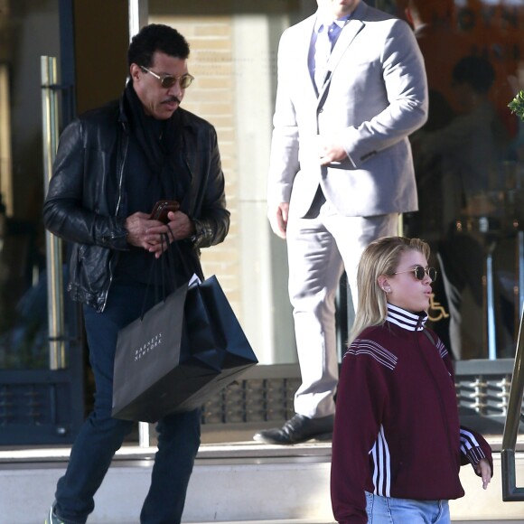 Lionel Richie fait du shopping avec sa fille Sofia Richie à Barney's New York à Beverly Hills. Sofia porte des claquettes en fourrure. Le 5 mars 2017