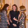 La duchesse Catherine de Cambridge, enceinte et en Erdem, en conversation avec Anna Wintour à la réception organisée pour célébrer le "Commonwealth Fashion Exchange" au Palais de Buckingham à Londres, le 19 février 2018.