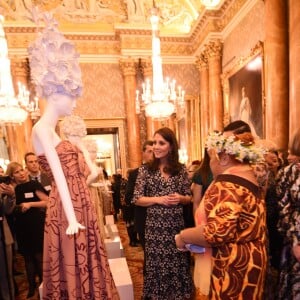 La duchesse Catherine de Cambridge, enceinte et en Erdem, découvre l'une des pièces exposées lors de la réception organisée pour célébrer le "Commonwealth Fashion Exchange" au Palais de Buckingham à Londres, le 19 février 2018.