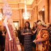 La duchesse Catherine de Cambridge, enceinte et en Erdem, découvre l'une des pièces exposées lors de la réception organisée pour célébrer le "Commonwealth Fashion Exchange" au Palais de Buckingham à Londres, le 19 février 2018.