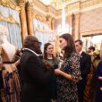 Edward Enninful, rédacteur en chef de Vogue UK, et la duchesse Catherine de Cambridge, enceinte et en Erdem, à la réception organisée pour célébrer le "Commonwealth Fashion Exchange" au Palais de Buckingham à Londres, le 19 février 2018.