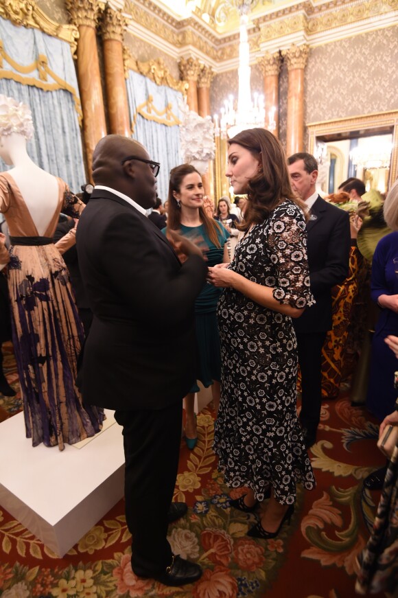 Edward Enninful, rédacteur en chef de Vogue UK, et la duchesse Catherine de Cambridge, enceinte et en Erdem, à la réception organisée pour célébrer le "Commonwealth Fashion Exchange" au Palais de Buckingham à Londres, le 19 février 2018.