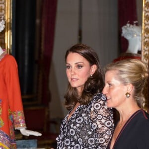 La duchesse Catherine de Cambridge, enceinte et en Erdem, et la comtesse Sophie de Wessex, en Burberry, étaient les maîtresses de cérémonie de la réception organisée pour célébrer le "Commonwealth Fashion Exchange" au Palais de Buckingham à Londres, le 19 février 2018.