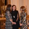 La duchesse Catherine de Cambridge, enceinte et en Erdem, en conversation avec Anna Wintour à la réception organisée pour célébrer le "Commonwealth Fashion Exchange" au Palais de Buckingham à Londres, le 19 février 2018.