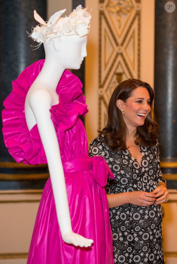La duchesse Catherine de Cambridge, enceinte et en Erdem, à la réception organisée pour célébrer le "Commonwealth Fashion Exchange" au Palais de Buckingham à Londres, le 19 février 2018.