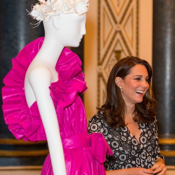 La duchesse Catherine de Cambridge, enceinte et en Erdem, à la réception organisée pour célébrer le "Commonwealth Fashion Exchange" au Palais de Buckingham à Londres, le 19 février 2018.