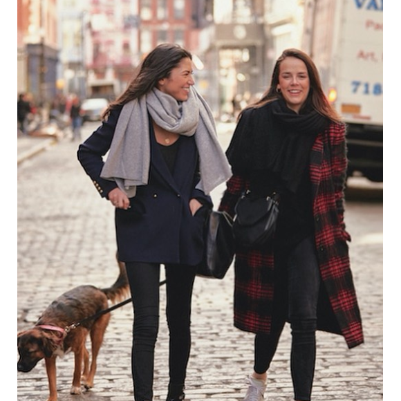 Pauline Ducruet (à droite) avec sa chienne Mala et Schanel Bakkouche, sa partenaire pour le 28e Rallye Aïcha des Gazelles, à New York avant de débarquer à Paris pour la Fashion Week, photo Instagram du 21 février 2018.