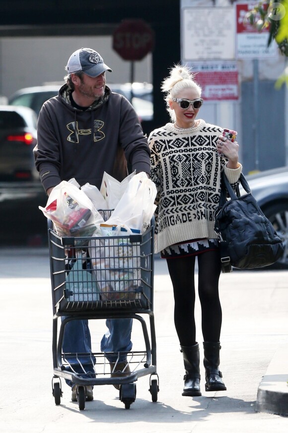 Exclusif - Gwen Stefani et son compagnon Blake Shelton sont allés faire du shopping chez Gelson's Supermarket à Los Angeles, le 17 décembre 2017