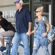 Exclusif - Gwen Stefani se balade main dans la main avec son compagnon Blake Shelton à Beverly Hills. Elle porte une salopette en jean et des baskets Vans avec la photo de Blake dessus! Le 20 septembre 2017