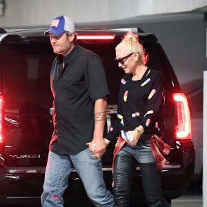 Exclusif - Gwen Stefani et son compagnon Blake Shelton se promènent à Los Angeles. Ils sont actuellement en pleine préparation de leur mariage. Los Angeles, le 16 novembre 2016.