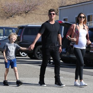 Robin Thicke, son fils Julian et sa compagne April Love Geary, enceinte, à Los Angeles. Février 2018.