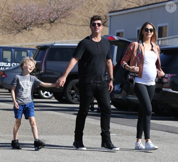 Robin Thicke, son fils Julian et sa compagne April Love Geary, enceinte, à Los Angeles. Février 2018.