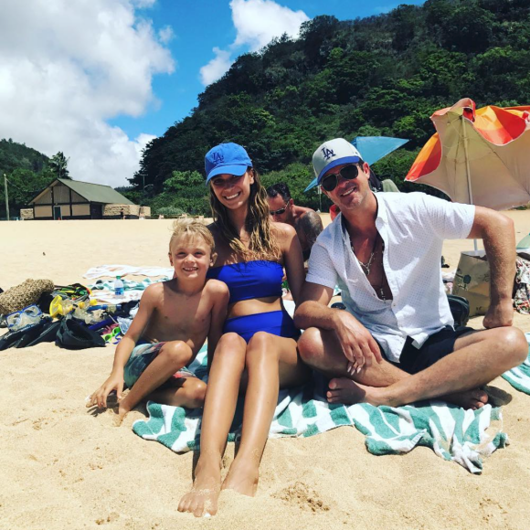 Robin Thicke, sa compagne April Love Geary et son fils Julian. Août 2017.