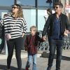 Exclusif - Robin Thicke fait du shopping au Trancas Country Market avec sa compagne April Love Geary et son fils Julian à Malibu, le 17 décembre 2017