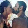 Robert Pirès et sa femme Jessica échangent un baiser lors de vacances à Saint-Barthélemy. Instagram le 2 janvier 2018.
