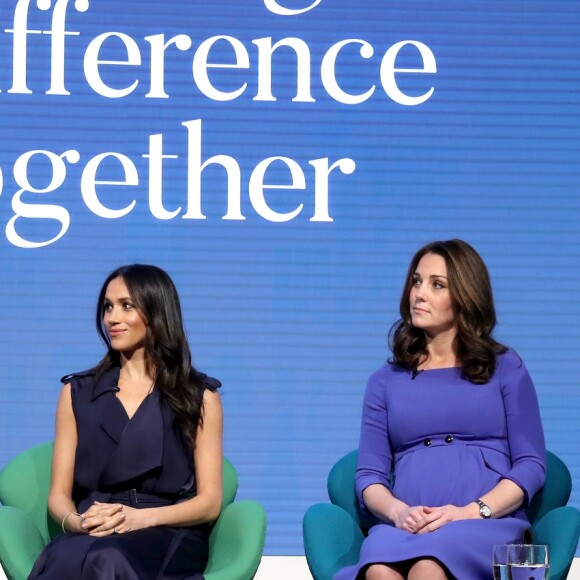 Kate Middleton, duchesse de Cambridge, enceinte de huit mois (en robe Seraphine), Meghan Markle (dans un ensemble Jason Wu), le prince William et le prince Harry étaient réunis pour la première fois en engagement public le 28 février 2018 pour le premier Forum annuel de la Fondation royale, au siège social d'Aviva à Londres, autour du thème "Changer les choses ensemble".