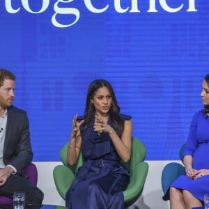 Kate Middleton, duchesse de Cambridge, enceinte de huit mois (en robe Seraphine), Meghan Markle (dans un ensemble Jason Wu), le prince William et le prince Harry étaient rassemblés pour la première fois en engagement public le 28 février 2018 pour le premier Forum annuel de la Fondation royale, au siège social d'Aviva à Londres, autour du thème "Changer les choses ensemble".