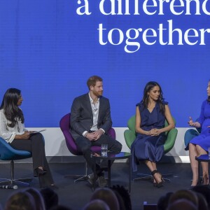 Kate Middleton, duchesse de Cambridge, enceinte de huit mois (en robe Seraphine), Meghan Markle (dans un ensemble Jason Wu), le prince William et le prince Harry étaient rassemblés pour la première fois en engagement public le 28 février 2018 pour le premier Forum annuel de la Fondation royale, au siège social d'Aviva à Londres, autour du thème "Changer les choses ensemble".