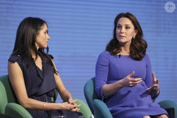 Meghan Markle et la duchesse Catherine. Kate Middleton, duchesse de Cambridge, enceinte de huit mois (en robe Seraphine), Meghan Markle (dans un ensemble Jason Wu), le prince William et le prince Harry étaient rassemblés pour la première fois en engagement public le 28 février 2018 pour le premier Forum annuel de la Fondation royale, au siège social d'Aviva à Londres, autour du thème "Changer les choses ensemble".