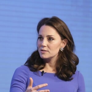 Kate Middleton (photo), duchesse de Cambridge, enceinte de huit mois (en robe Seraphine), Meghan Markle (dans un ensemble Jason Wu), le prince William et le prince Harry étaient rassemblés pour la première fois en engagement public le 28 février 2018 pour le premier Forum annuel de la Fondation royale, au siège social d'Aviva à Londres, autour du thème "Changer les choses ensemble".