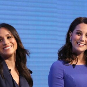 Meghan Markle et la duchesse Catherine. Kate Middleton, duchesse de Cambridge, enceinte de huit mois (en robe Seraphine), Meghan Markle (dans un ensemble Jason Wu), le prince William et le prince Harry étaient rassemblés pour la première fois en engagement public le 28 février 2018 pour le premier Forum annuel de la Fondation royale, au siège social d'Aviva à Londres, autour du thème "Changer les choses ensemble".