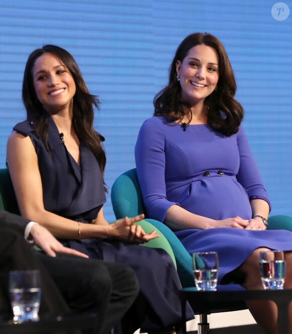 Meghan Markle et la duchesse Catherine. Kate Middleton, duchesse de Cambridge, enceinte de huit mois (en robe Seraphine), Meghan Markle (dans un ensemble Jason Wu), le prince William et le prince Harry étaient rassemblés pour la première fois en engagement public le 28 février 2018 pour le premier Forum annuel de la Fondation royale, au siège social d'Aviva à Londres, autour du thème "Changer les choses ensemble".