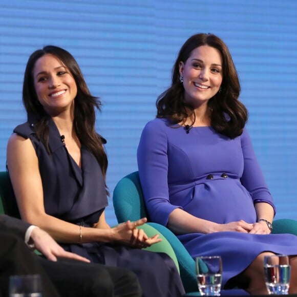 Meghan Markle et la duchesse Catherine. Kate Middleton, duchesse de Cambridge, enceinte de huit mois (en robe Seraphine), Meghan Markle (dans un ensemble Jason Wu), le prince William et le prince Harry étaient rassemblés pour la première fois en engagement public le 28 février 2018 pour le premier Forum annuel de la Fondation royale, au siège social d'Aviva à Londres, autour du thème "Changer les choses ensemble".