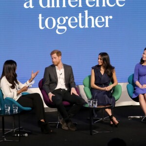 Kate Middleton, duchesse de Cambridge, enceinte de huit mois (en robe Seraphine), Meghan Markle (dans un ensemble Jason Wu), le prince William et le prince Harry étaient rassemblés pour la première fois en engagement public le 28 février 2018 pour le premier Forum annuel de la Fondation royale, au siège social d'Aviva à Londres, autour du thème "Changer les choses ensemble".