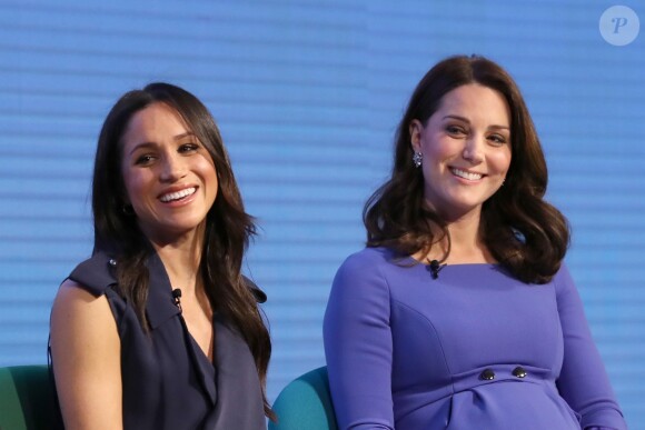 Meghan Markle et la duchesse Catherine. Kate Middleton, duchesse de Cambridge, enceinte de huit mois (en robe Seraphine), Meghan Markle (dans un ensemble Jason Wu), le prince William et le prince Harry étaient rassemblés pour la première fois en engagement public le 28 février 2018 pour le premier Forum annuel de la Fondation royale, au siège social d'Aviva à Londres, autour du thème "Changer les choses ensemble".