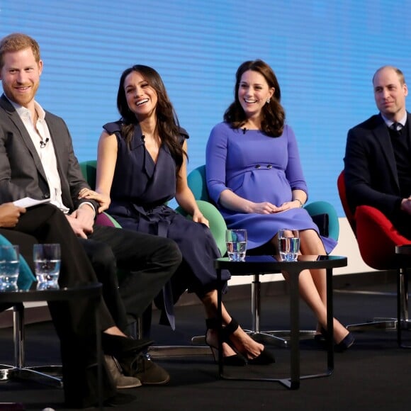 Le prince Harry, Meghan Markle (dans un ensemble Jason Wu), la duchesse Catherine de Cambridge (robe de grossesse Seraphine), enceinte, et le prince William étaient rassemblés pour la première fois en engagement public le 28 février 2018 pour le premier Forum annuel de la Fondation royale, au siège social d'Aviva à Londres, autour du thème "Changer les choses ensemble".