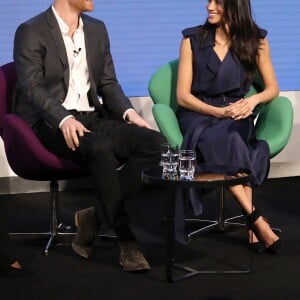 Le prince Harry, Meghan Markle (dans un ensemble Jason Wu), la duchesse Catherine de Cambridge (robe de grossesse Seraphine), enceinte, et le prince William étaient rassemblés pour la première fois en engagement public le 28 février 2018 pour le premier Forum annuel de la Fondation royale, au siège social d'Aviva à Londres, autour du thème "Changer les choses ensemble".