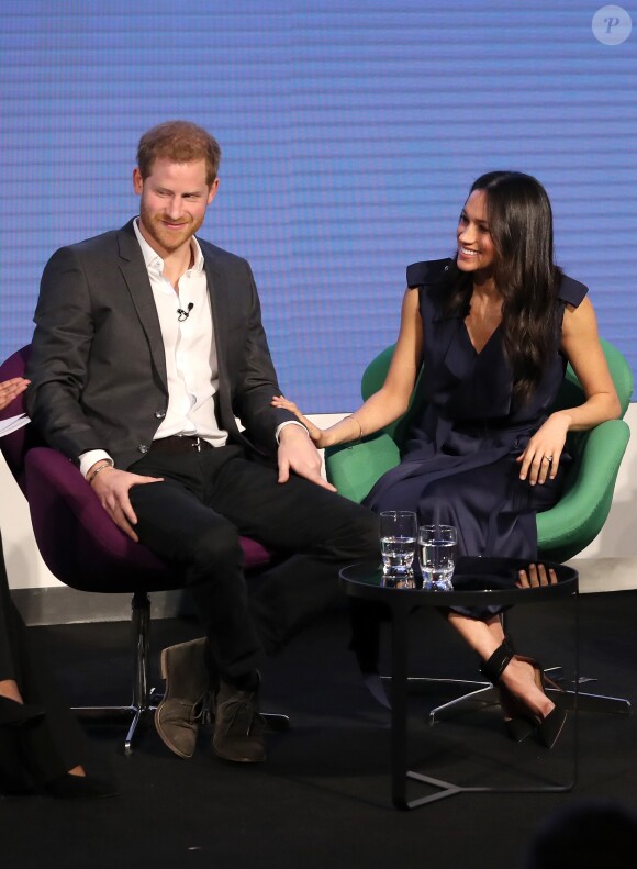 Le prince Harry, Meghan Markle (dans un ensemble Jason Wu), la duchesse Catherine de Cambridge (robe de grossesse Seraphine), enceinte, et le prince William étaient rassemblés pour la première fois en engagement public le 28 février 2018 pour le premier Forum annuel de la Fondation royale, au siège social d'Aviva à Londres, autour du thème "Changer les choses ensemble".