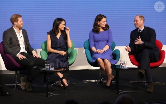 Le prince Harry, Meghan Markle (dans un ensemble Jason Wu), la duchesse Catherine de Cambridge (robe de grossesse Seraphine), enceinte, et le prince William étaient rassemblés pour la première fois en engagement public le 28 février 2018 pour le premier Forum annuel de la Fondation royale, au siège social d'Aviva à Londres, autour du thème "Changer les choses ensemble".