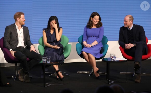 Le prince Harry, Meghan Markle (dans un ensemble Jason Wu), la duchesse Catherine de Cambridge (robe de grossesse Seraphine), enceinte, et le prince William étaient rassemblés pour la première fois en engagement public le 28 février 2018 pour le premier Forum annuel de la Fondation royale, au siège social d'Aviva à Londres, autour du thème "Changer les choses ensemble".