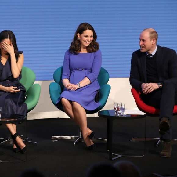 Le prince Harry, Meghan Markle (dans un ensemble Jason Wu), la duchesse Catherine de Cambridge (robe de grossesse Seraphine), enceinte, et le prince William étaient rassemblés pour la première fois en engagement public le 28 février 2018 pour le premier Forum annuel de la Fondation royale, au siège social d'Aviva à Londres, autour du thème "Changer les choses ensemble".