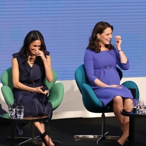 Le prince Harry, Meghan Markle (dans un ensemble Jason Wu), la duchesse Catherine de Cambridge (robe de grossesse Seraphine), enceinte, et le prince William étaient rassemblés pour la première fois en engagement public le 28 février 2018 pour le premier Forum annuel de la Fondation royale, au siège social d'Aviva à Londres, autour du thème "Changer les choses ensemble".